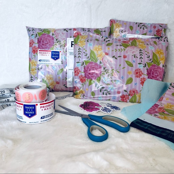 🌷 Meet your Posher, Liz! 🌷 - Picture 2 of 5